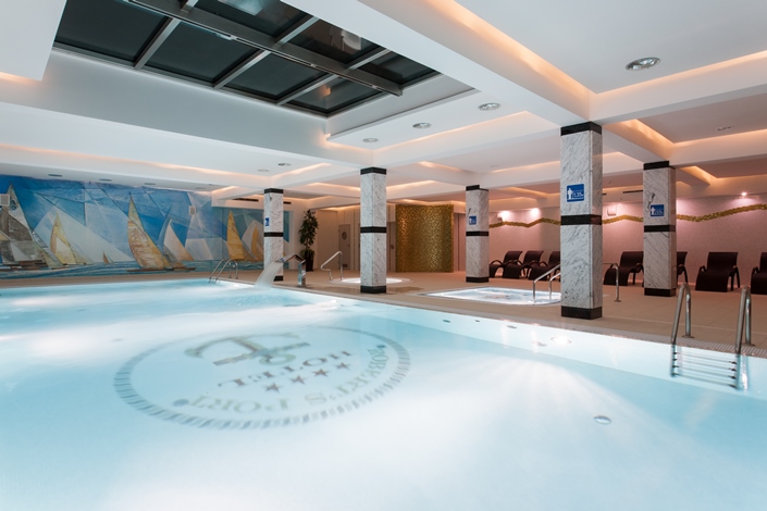 Robert´s Port Lake - Hotel und Zimmer mit Dusche und WC in Mikolajki