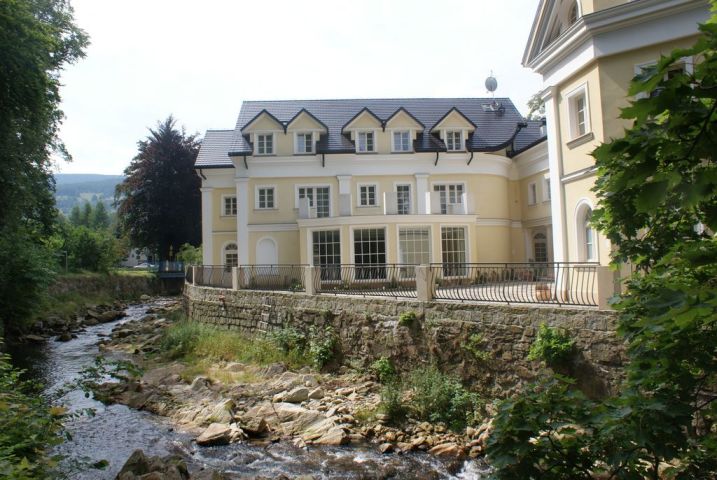 Altes Kurhaus - Stary Zdroj ist der polnische Name des Kurhotels in Bad Flinsberg