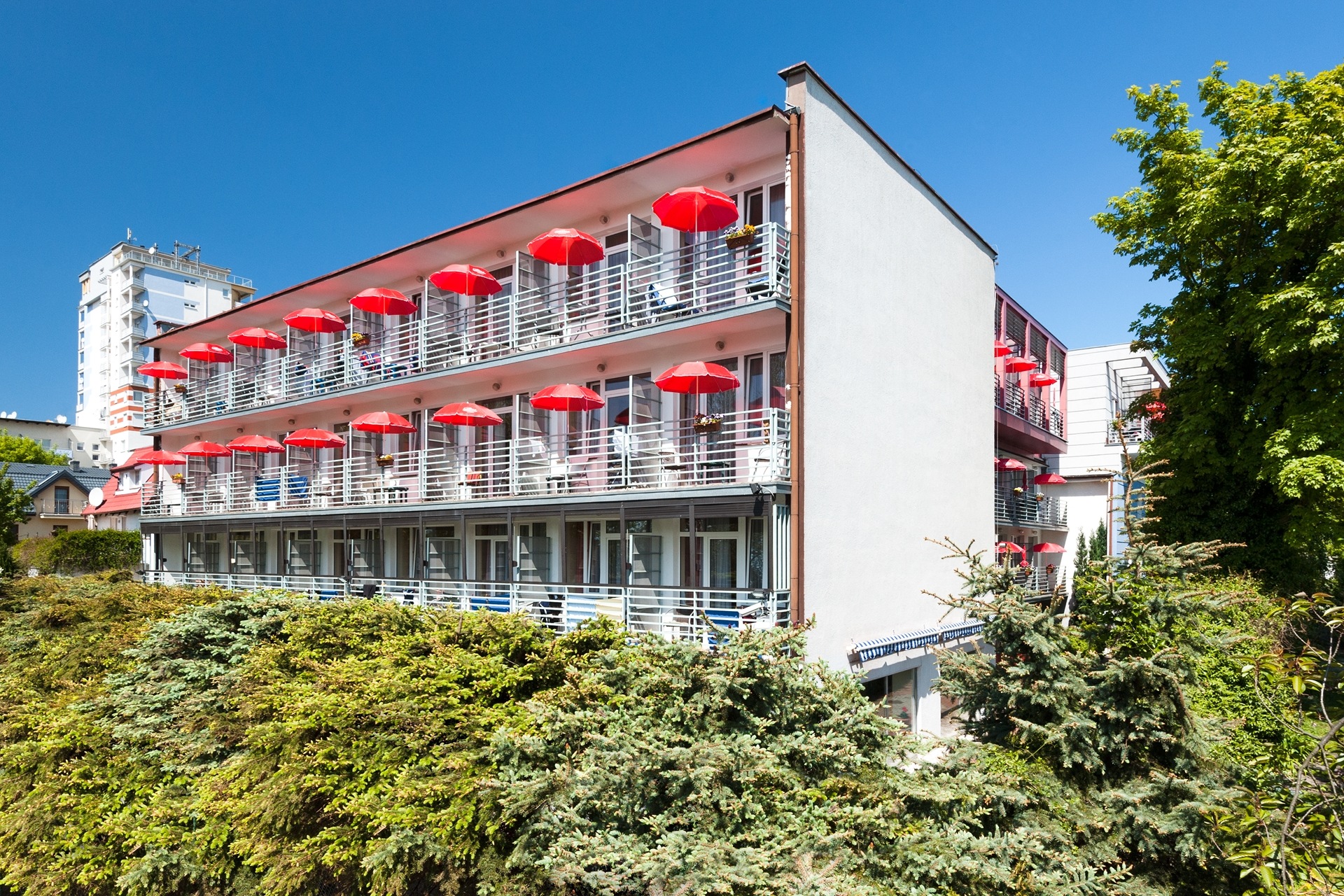 Perelka - Das Kurhaus liegt in einem Park in Kolberg